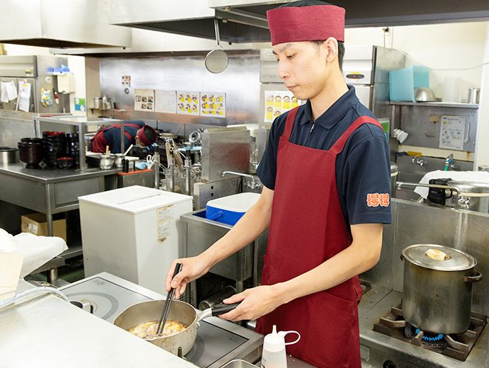 キッチンでの調理業務の様子