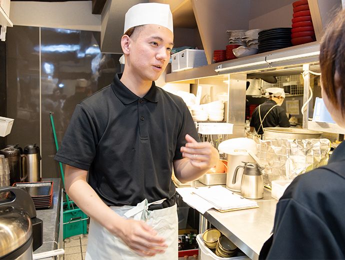 パートスタッフと会話する社員スタッフ