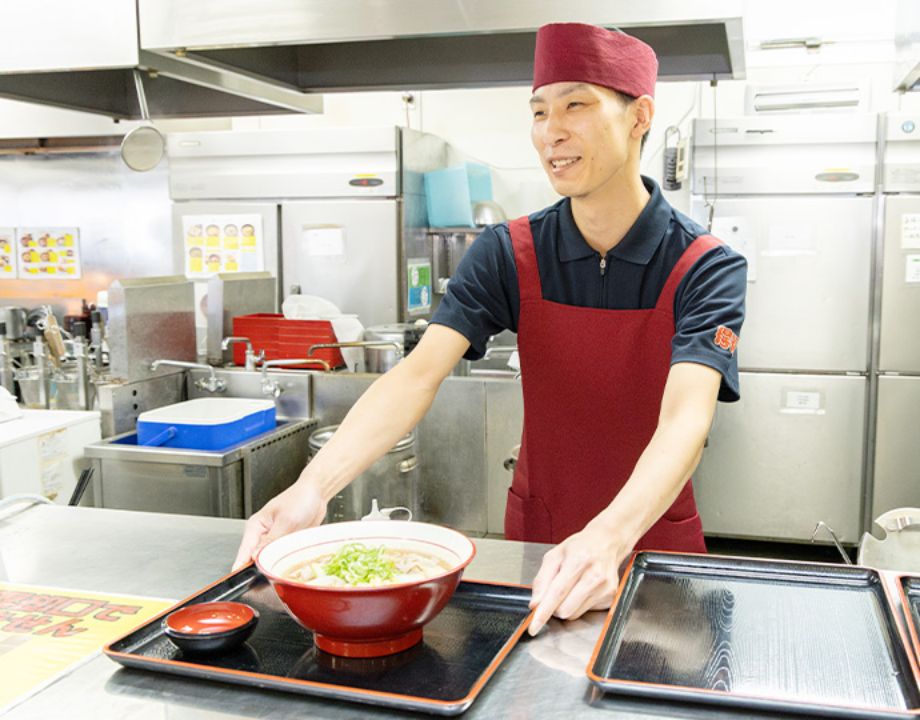 出来上がったラーメンを提供するO.Y.さん